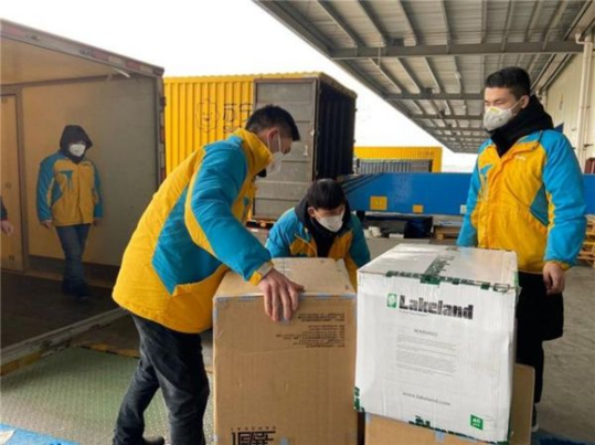 蘇寧捐贈(zèng)的防疫物資正在裝車(chē)，準(zhǔn)備前往疫情中心武漢