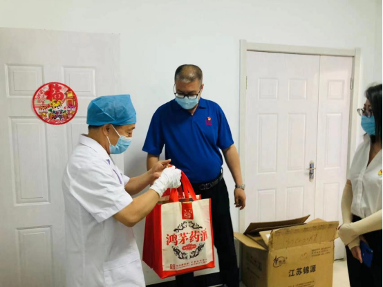 向奮斗者致敬！鴻茅藥業(yè)走訪慰問市勞模代表