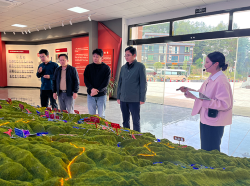 著名青年雕塑家賈維克來(lái)石阡開展公益創(chuàng)作采風(fēng)