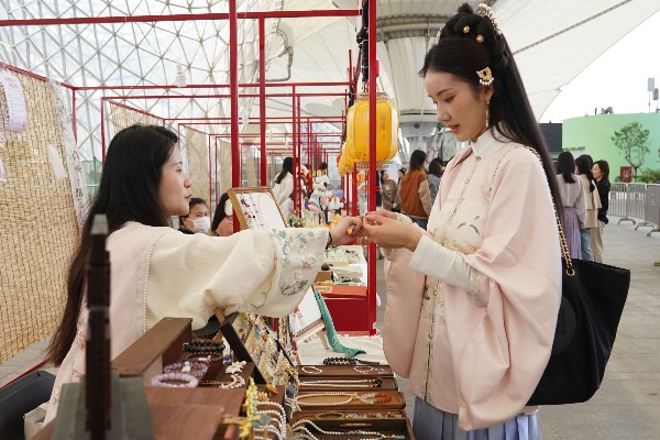 &ldquo;新中式&rdquo;服裝火到&ldquo;出圈&rdquo;，&ldquo;國潮&rdquo;如何變熱潮？